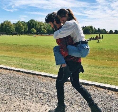 [VIDEO] ¿Nace un romance? Sebastián Yatra le roba un beso a Tini Stoessel y enloquece a fans