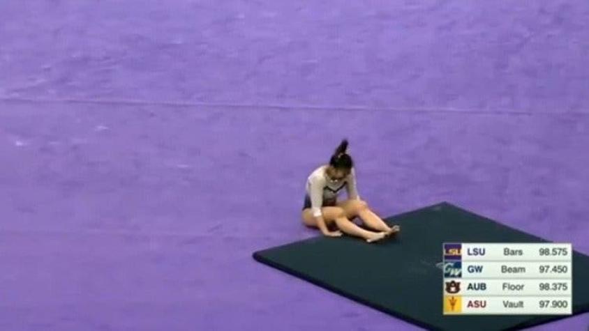[VIDEO] Gimnasta se rompe las dos piernas al intentar una pirueta en su última competencia