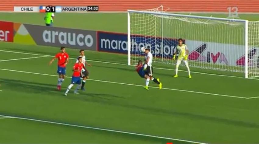 [VIDEO] Gonzalo Tapia intentó una chilena pero terminó golpeando a un argentino en el Sudamericano
