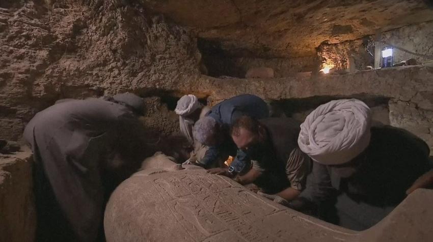 [VIDEO] Un sarcófago egipcio de miles de años es abierto en transmisión de TV en vivo