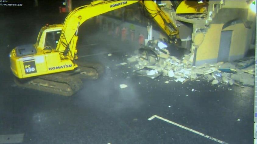 Irlanda del Norte: los ladrones que usaron una excavadora para llevarse un cajero automático