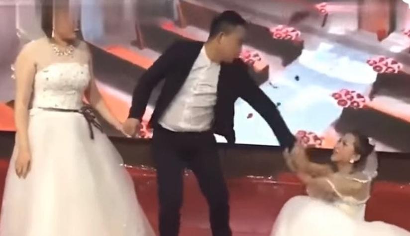 [VIDEO] Mujer vestida de novia interrumpe la boda de su ex para rogarle que regrese con ella