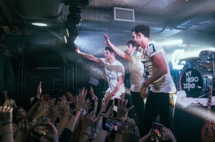 [VIDEO] Jonas Brothers sorprenden con un "mini concierto" a estudiantes en un bar universitario