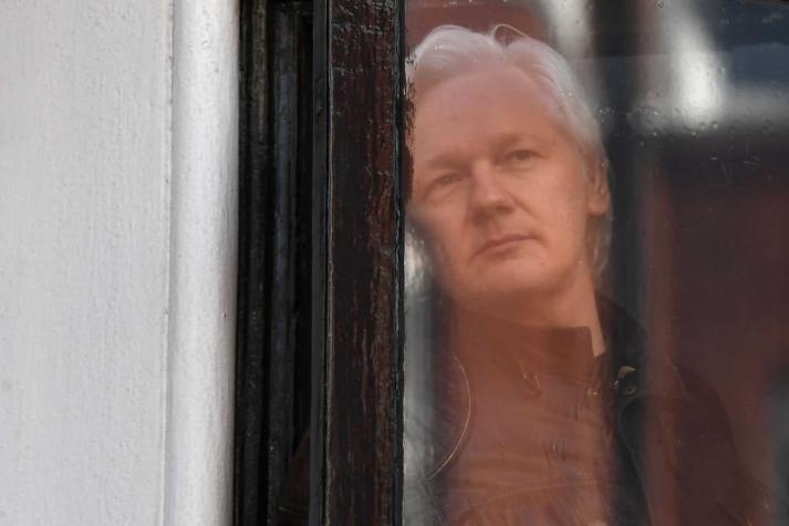 [VIDEO] Ecuador retira el asilo diplomático a Julian Assange y es detenido por la policía británica