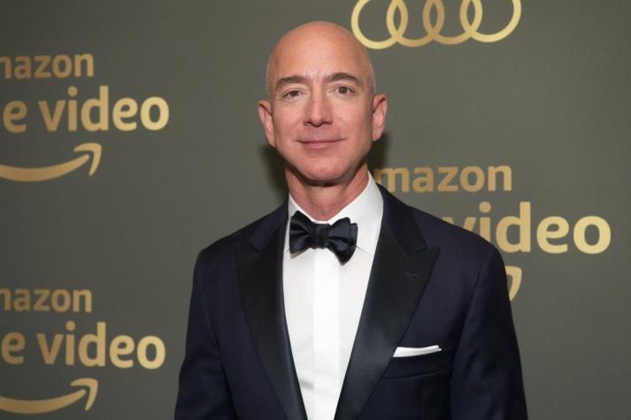 Jeff Bezos reta a sus competidores a subir los sueldos a sus empleados