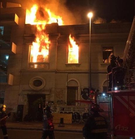 [VIDEO] Gran incendio en edificio del centro de Santiago provoca desvíos de tránsito