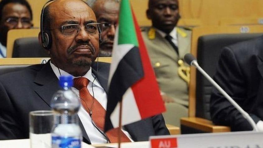 Auge y caída de Omar al Bashir, quien gobernó Sudán durante tres décadas y es acusado de genocidio