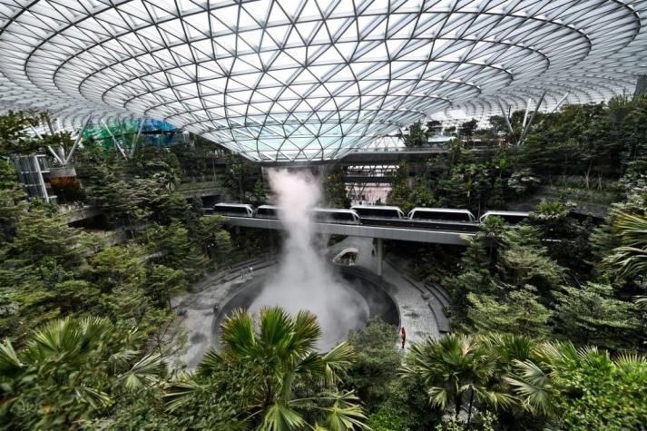 [FOTOS] La impresionante cascada interior del aeropuerto de Singapur