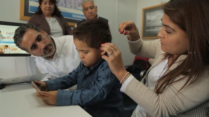 [VIDEO] Emotiva historia de niño con sordera: Nicolás va a oír por primera vez