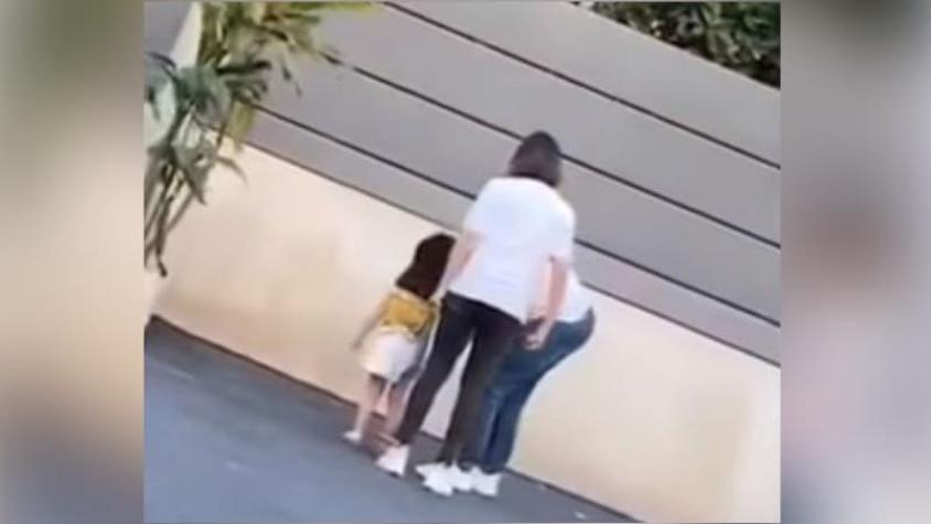 Polémica en redes sociales por registro de madre pateando a su hija de tres años en China