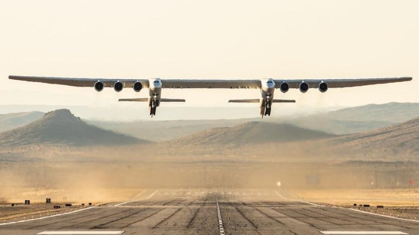 Stratolaunch: el avión más grande del mundo vuela por primera vez