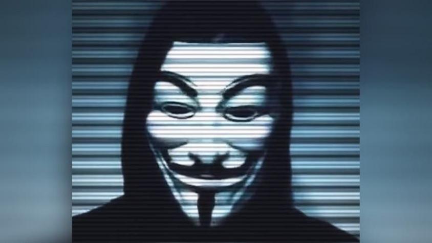 [VIDEO] "Deberían estar temblando": Anonymous lanza amenaza tras detención de Julian Assange