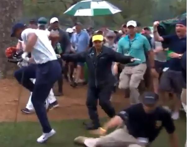 [VIDEO] Guardia de seguridad casi lesiona a Tiger Woods por error