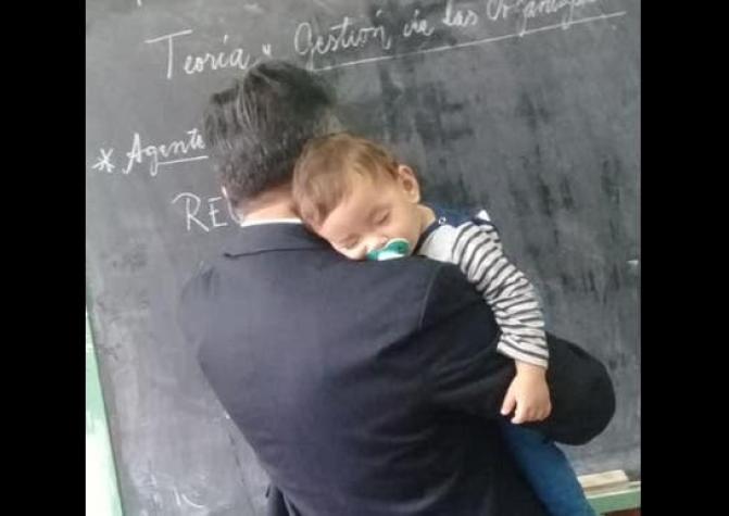 [FOTOS] “Mi alumno más pequeño”: profesor hace clases con hijo de alumna en brazos