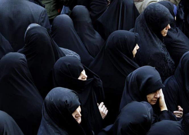Justicia iraní condena a un año de cárcel a mujer que se quitó el hijab como protesta