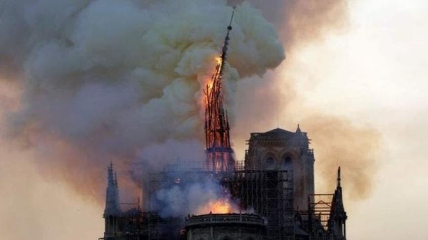 [VIDEO] El impactante momento en que colapsa la aguja de la torre por el incendio en Notre Dame