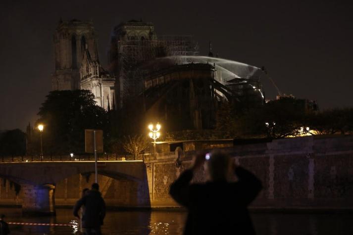[VIDEO] El incendio de Notre Dame está "controlado" y Bomberos apuntan a obras en catedral