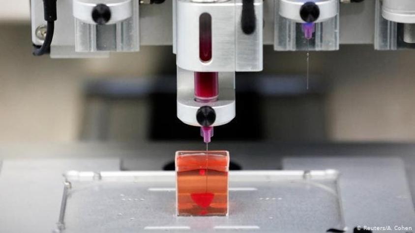 Científicos israelíes presentan corazón impreso en 3D con tejidos humanos