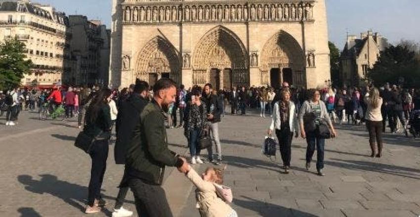 Notre Dame: Turista realiza búsqueda para encontrar a personas que fotografió a minutos de incendio