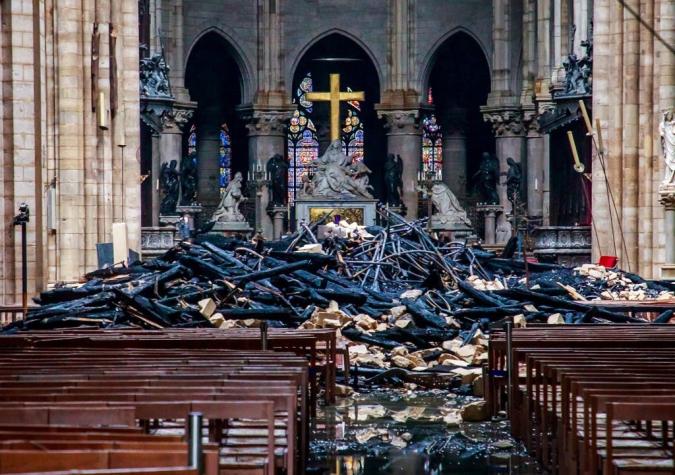 Macron define plazo para reconstruir Notre Dame tras incendio