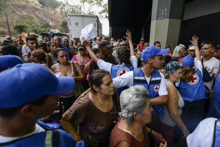 Bidones para agua y disparos: así fue la primera entrega de ayuda humanitaria en Venezuela