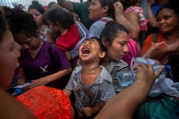 Chileno gana premio Pulitzer con fotografía de caravana migratoria