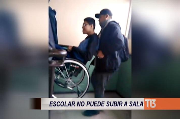 Hualpén: Joven en silla de rueda debe ser ayudado por compañeros para ir a clases en segundo piso