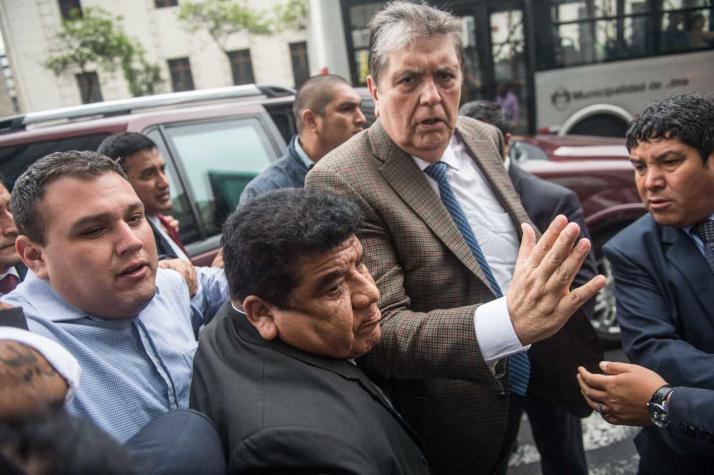 Ex Presidente peruano Alan García se disparó mientras la policía intentaba detenerlo