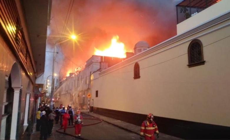 [VIDEO] Gigantesco incendio en el centro histórico de Lima provoca derrumbes y explosiones