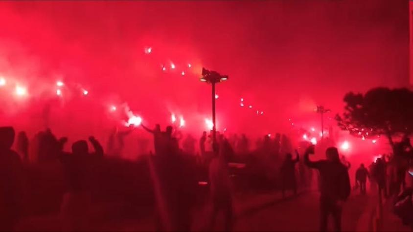 [VIDEO] El impactante registro en que hinchas del PAOK llenan de bengalas costa griega