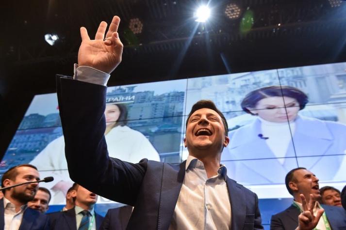 Ucrania, en tensión militar con Rusia, elige como presidente a un comediante