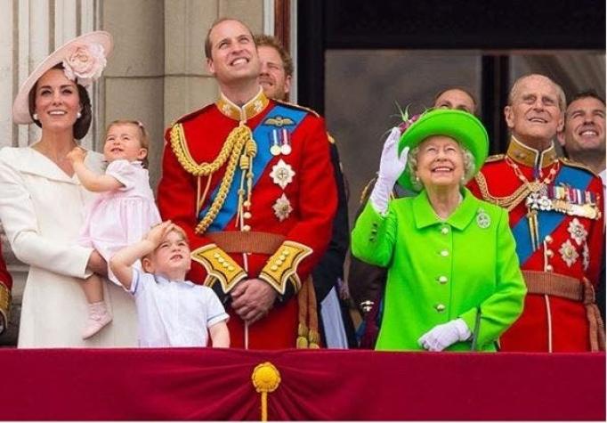 La realeza británica celebra el primer cumpleaños del príncipe Louis con inéditas fotos