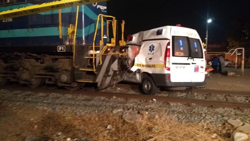 [VIDEO] Tren impacta a ambulancia y deja dos heridos