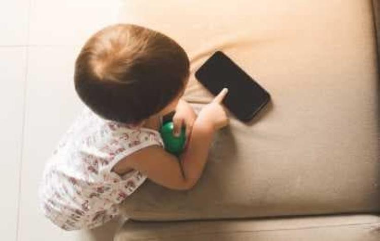 OMS recomienda "menos pantallas" para menores de 5 años