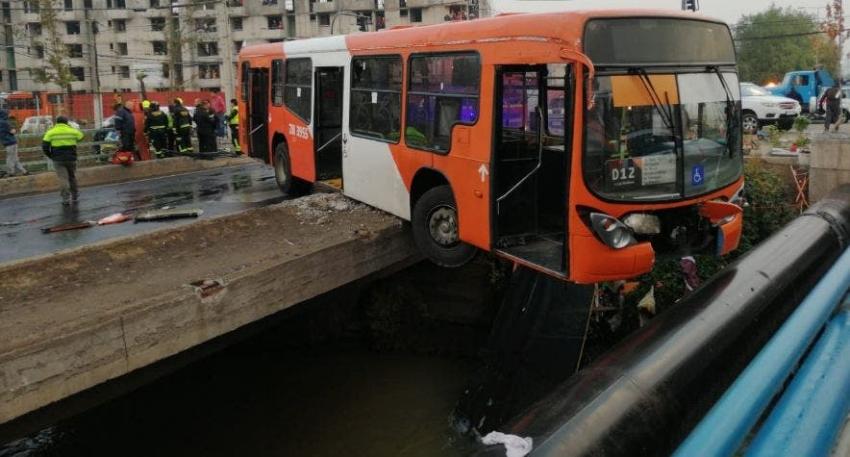[VIDEO] Bus del Transantiago protagoniza accidente y queda a punto de caer a canal San Carlos