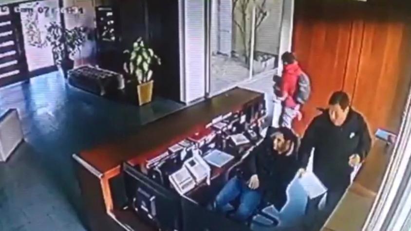 [VIDEO] Delincuente se paseó y robó en edificio: ¿Cómo mejorar seguridad en departamentos?