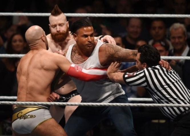 [VIDEO] Las lesiones son de verdad: Árbitro se rompe la pierna durante combate de WWE