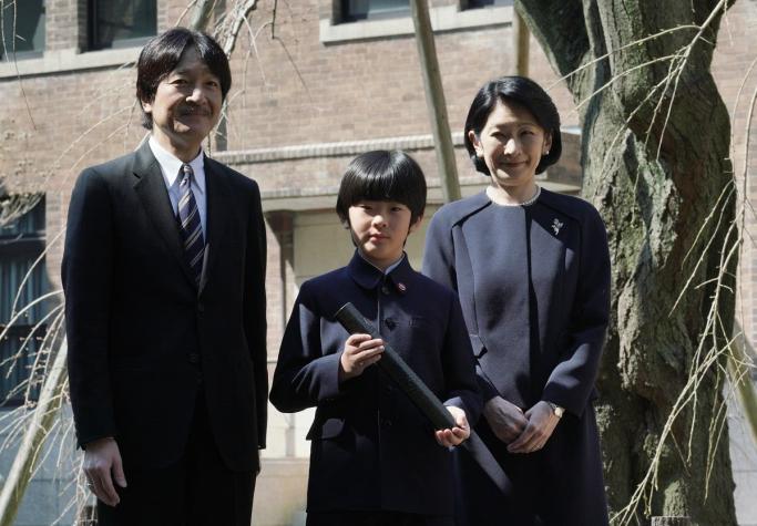Alarma en Japón: Encuentran cuchillos en el pupitre escolar del nieto del emperador