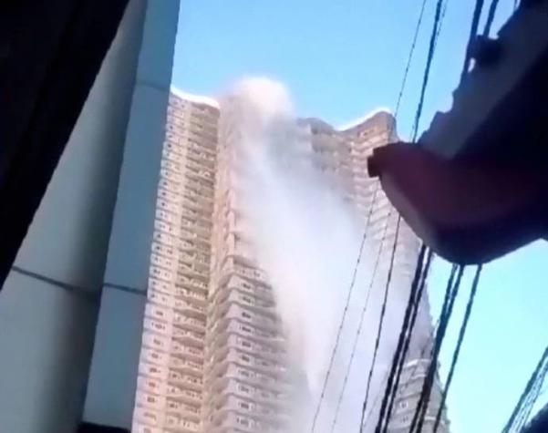 [VIDEO] Un temblor en Filipinas provocó una enorme “cascada” desde un edificio