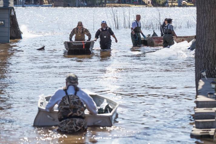 Miles de personas son evacuadas por inundaciones en Canadá