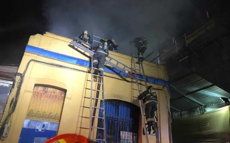[VIDEO] Incendio afecta a construcción antigua en centro de Santiago