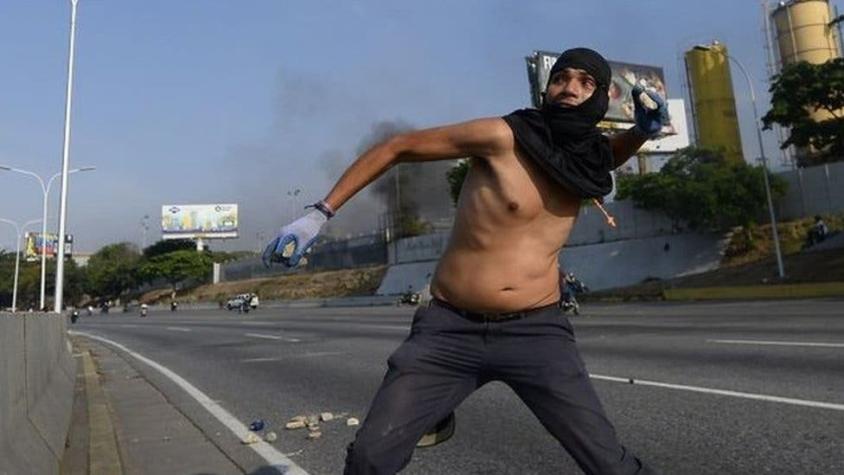 [FOTOS] Los enfrentamientos en Caracas después de que Juan Guaidó llamara a levantarse contra Maduro