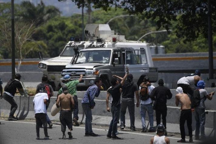 [VIDEO] Tanqueta de la Guardia Civil de Venezuela atropella a civiles manifestantes