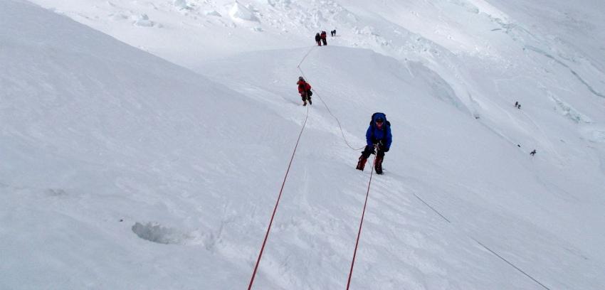 Sherpa nepalí sube al Everest dos veces en una semana y bate récord de ascensiones