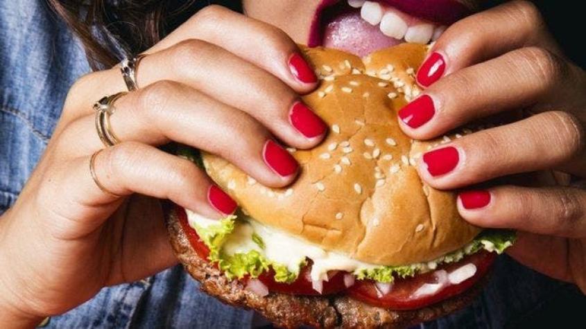 Mujer dio a luz en un local de comida rápida y pidió una hamburguesa para celebrar