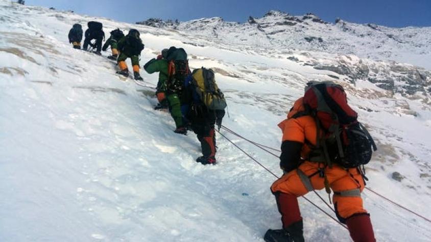 Se eleva a diez el número de alpinistas muertos en el Everest solo este año