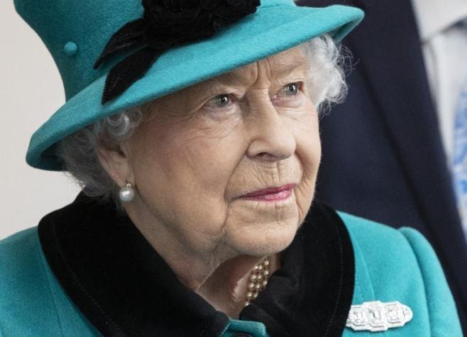 [VIDEO] Reina Isabel II rompe el protocolo de una forma jamás antes vista con una fan