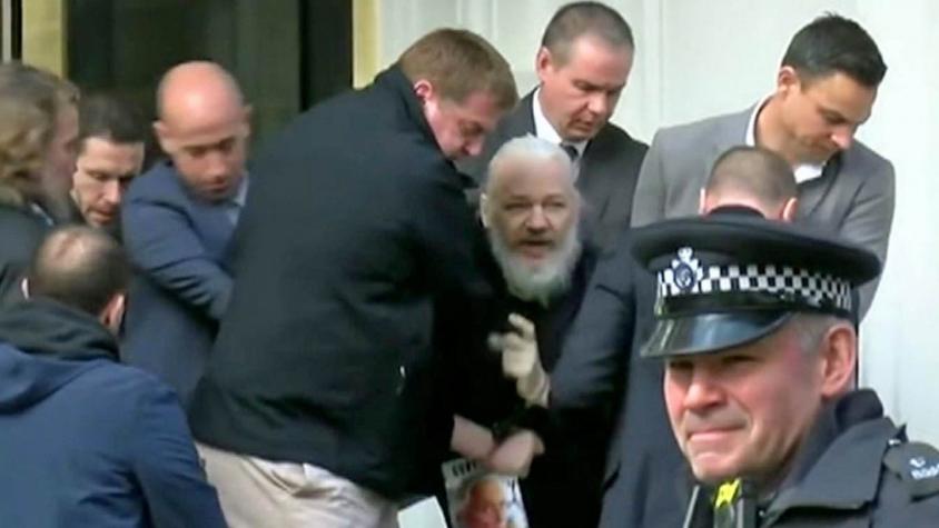 Julian Assange es condenado a casi un año de cárcel por violar libertad condicional en Londres