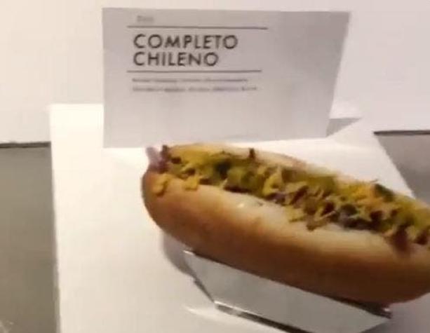 El "Completo chileno" que se exhibe en una galería de arte en Nueva York