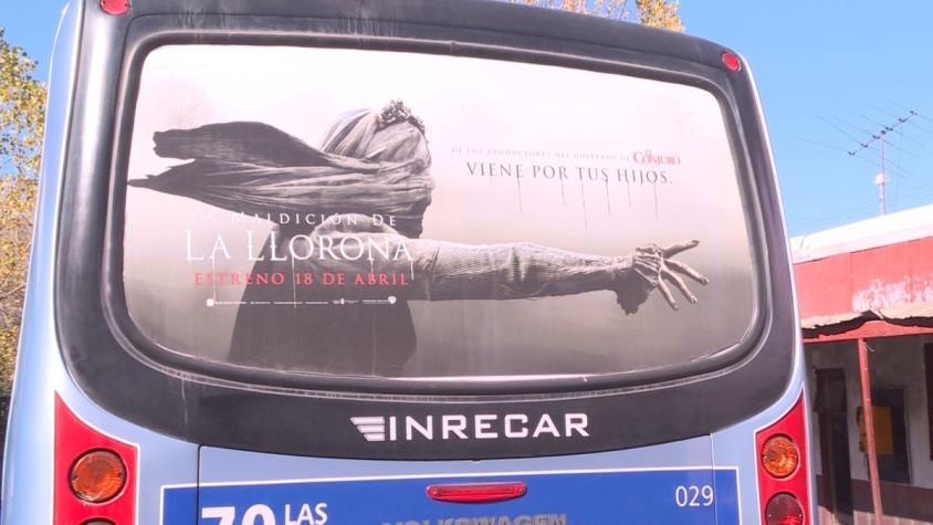 [VIDEO] ¿Maldición? Afiche de "La llorona" tiene asustados a conductores de buses